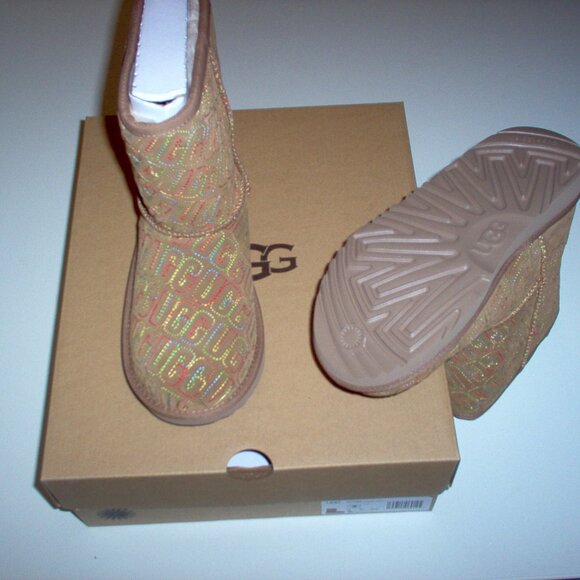 UGG KIDS CLASSIC II Graphic Stitch Boots, Size 4 (TAN) - Picture 4 of 5
